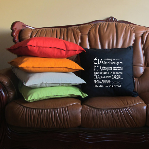 Dekoratyvinė pagalvėlė "Čia mūsų namai"