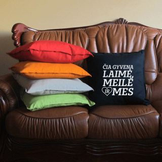 Dekoratyvinė pagalvėlė "Čia gyvena laimė, meilė ir mes"