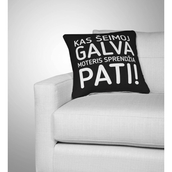 Dekoratyvinė pagalvėlė "Kas šeimoj galva moteris sprendžia pati!"