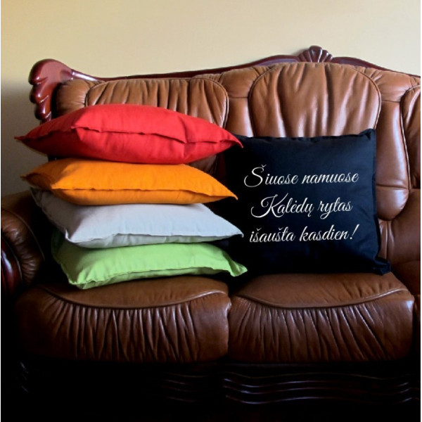 Dekoratyvinė pagalvėlė "Šiuose namuose Kalėdų rytas išaušta kasdien"