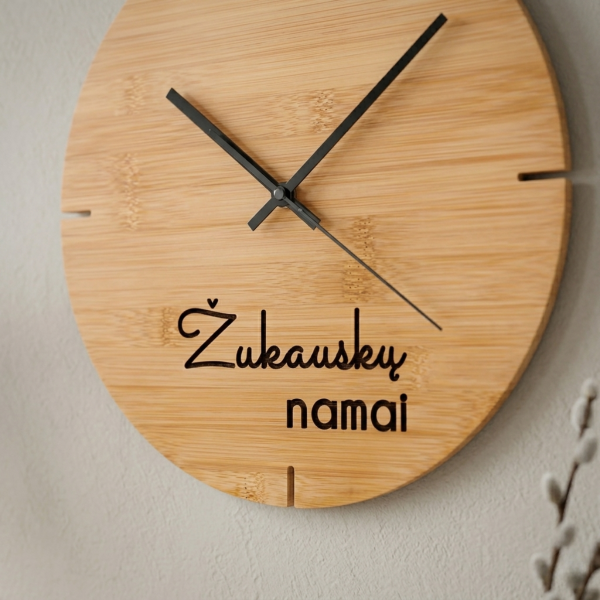 Bambukinis sieninis laikrodis "Namai" su Jūsų pasirinkta pavarde
