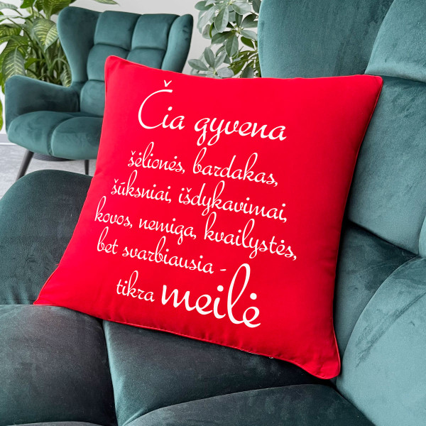 Dekoratyvinė pagalvėlė "Čia gyvena tikra meilė"