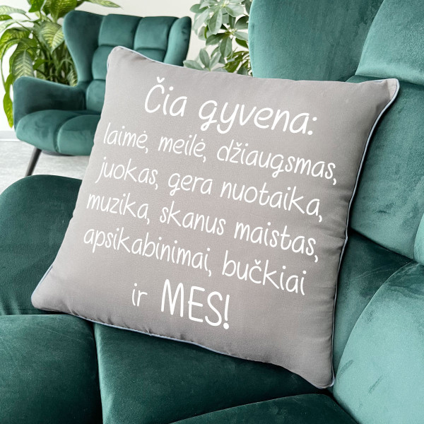 Dekoratyvinė pagalvėlė "Čia gyvename MES"
