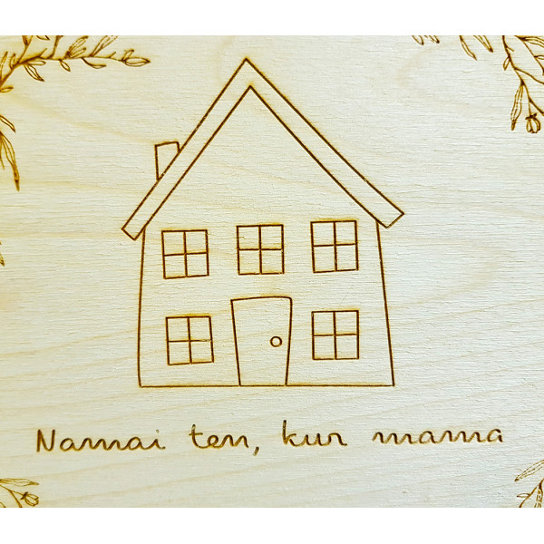Graviruota medinė lentelė "Namai ten, kur mama"