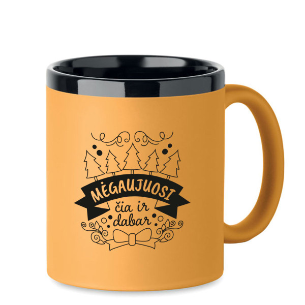 Graviruotas puodelis "Mėgaujuosi čia ir dabar"