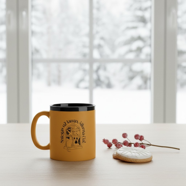 Graviruotas puodelis "Sniegas už lango, šiluma čia"