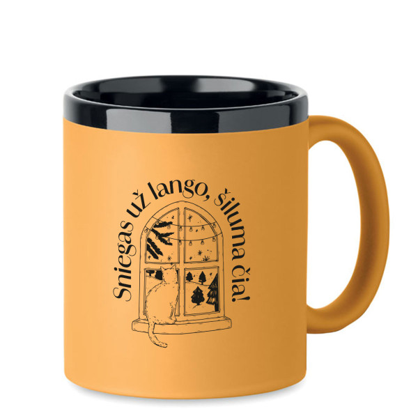 Graviruotas puodelis "Sniegas už lango, šiluma čia"