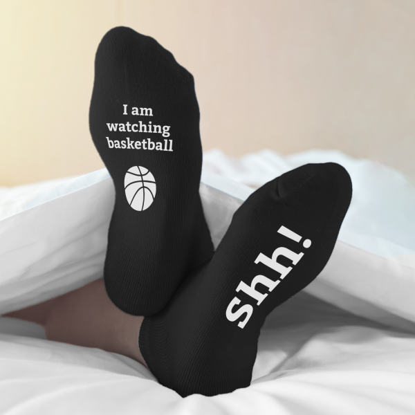 Kojinės su spauda ant padų "I am watching basketball"