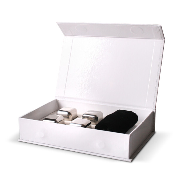 Lediniai metalo kubeliai viskiui