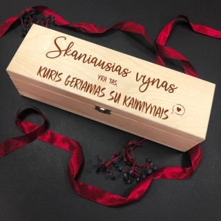 Medinė butelio dėžė "Skaniausias vynas, kuris geriamas su kaimynais"