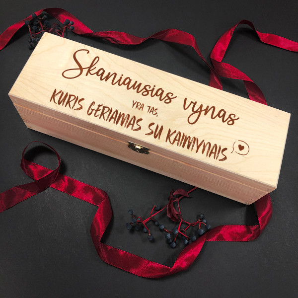 Medinė butelio dėžė "Skaniausias vynas, kuris geriamas su kaimynais"