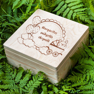Medinė dėžė "Vaikystės skrynelė" su pasirinktu vardu (30x30cm)