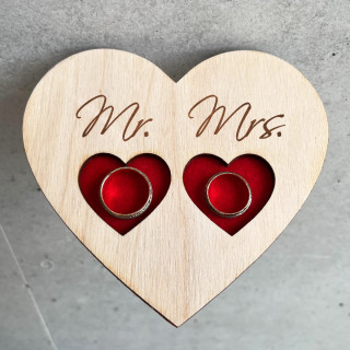 Medinis graviruotas padėkliukas vestuviniams žiedams "Mr ir Mrs"