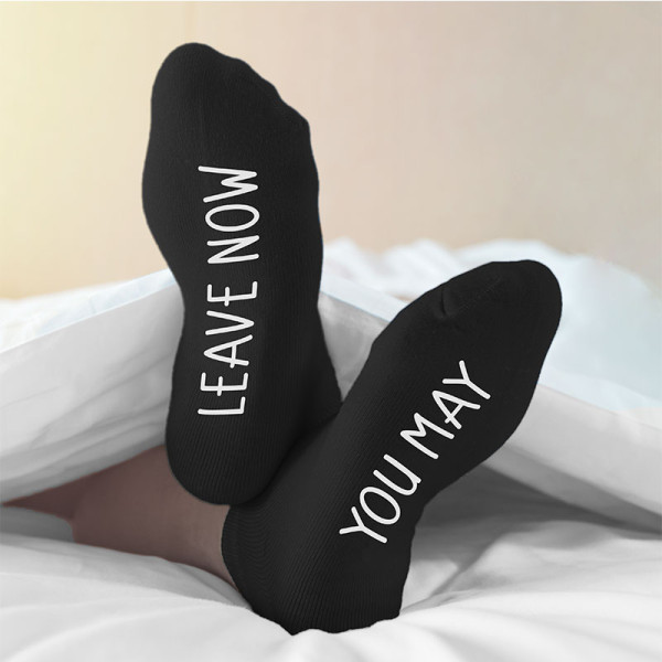 Moteriškos kojinės su spauda ant padų „You may leave now“ 