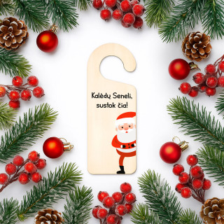 Pakabinama medinė lentelė ant durų "Kalėdų Seneli, sustok čia"
