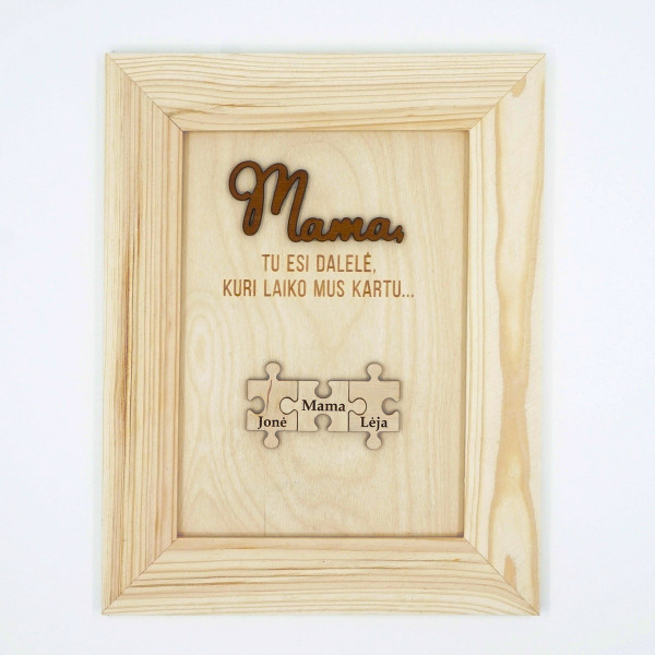 Personalizuotas medinis rėmelis "Mama, tu esi dalelė, kuri laiko mus kartu" (su pasirinktais vardais)