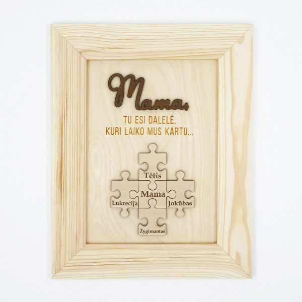 Personalizuotas medinis rėmelis "Mama, tu esi dalelė, kuri laiko mus kartu" (su pasirinktais vardais)