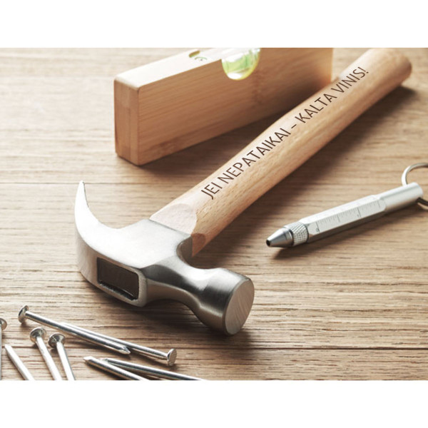 Plaktukas su mediniu kotu "Jei nepataikai – kalta vinis!"