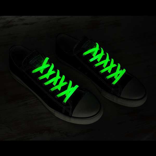 Tamsoje šviečiantys batų raišteliai